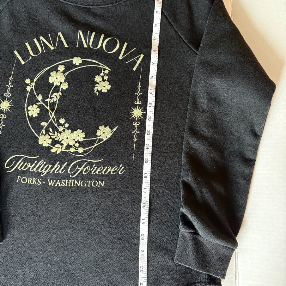 Luna Nuova Twilight Forever Forks WA Sweatshirt Small Black Graphic Pullover - Picture 5 of 6